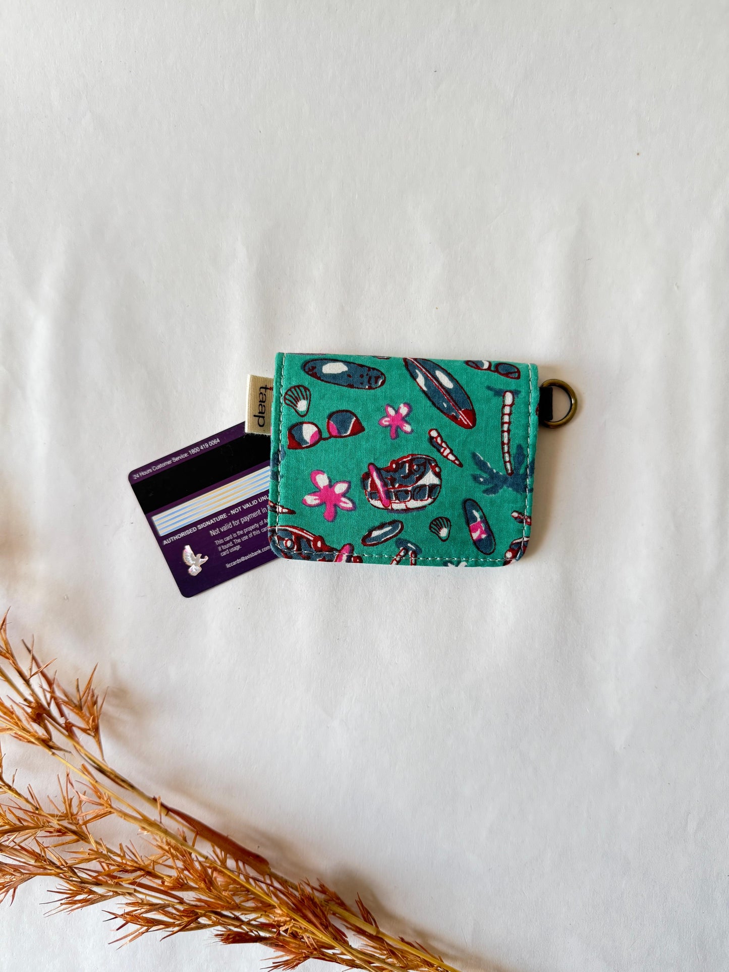 Beachy Card Wallet – Compact Security with a Touch of Tradition