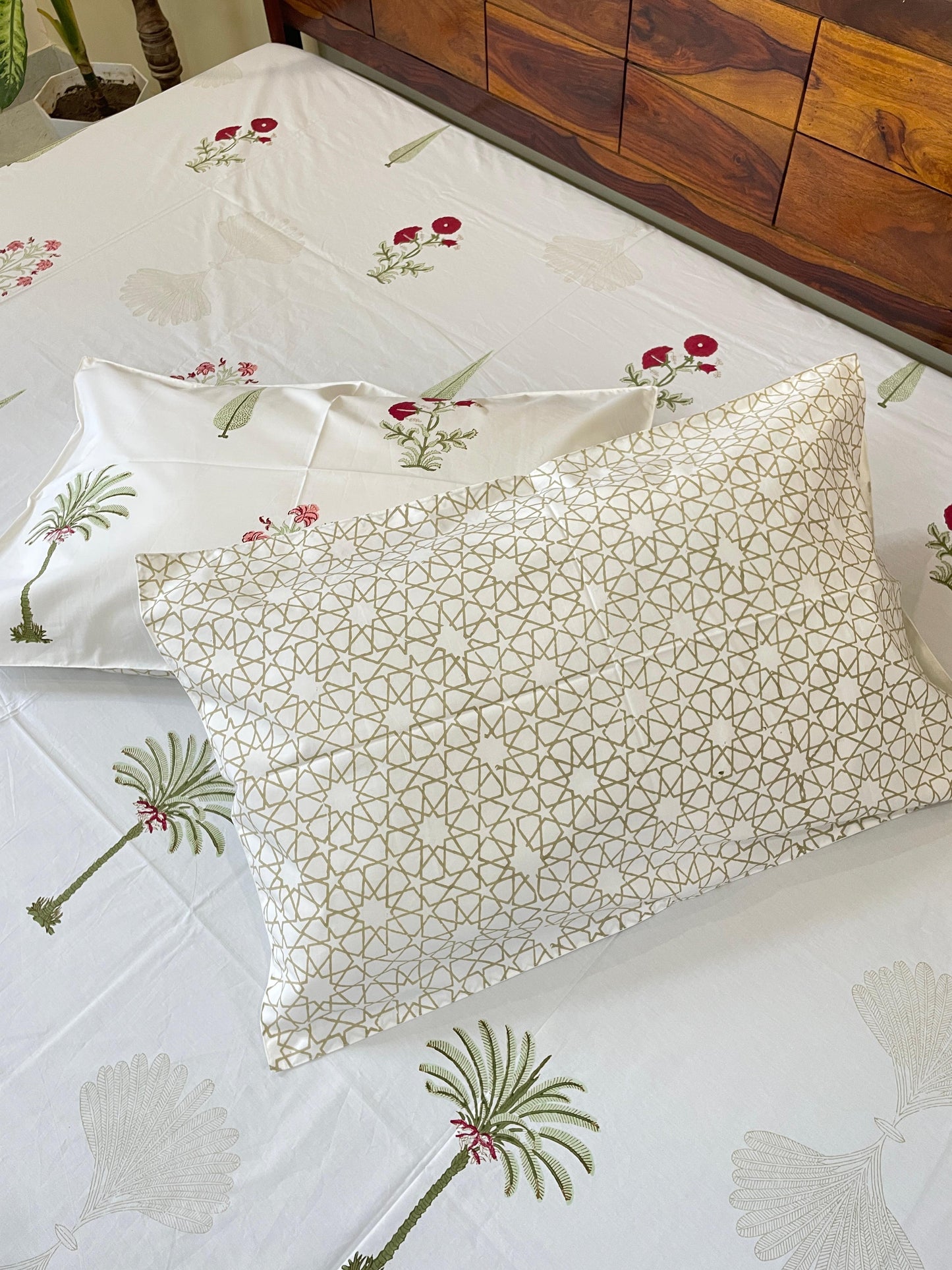 Soft Heritage HandBlock Queen Size Bedsheet Set with 2 Pillow Covers (90”*108”)